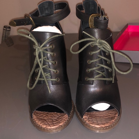 Kelsi Dagger Bina Heel - Picture 1 of 2